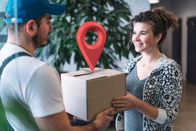 Vista lateral de personas sosteniendo caja con símbolo de ubicación