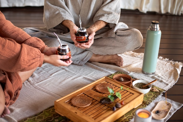 Foto gratuita vista lateral de personas con tazas pequeñas