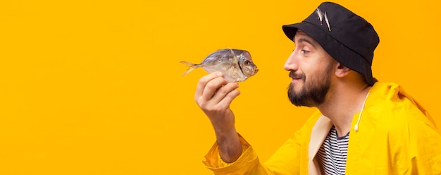 Foto gratuita vista lateral del pescador con captura con espacio de copia