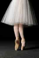 Foto gratuita vista lateral de pies de bailarina con zapatillas de punta