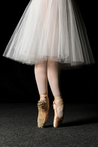 Vista lateral de pies de bailarina con zapatillas de punta