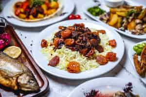 Foto gratuita vista lateral pilaf agrio con estofado de cordero castañas y frutos secos en un plato