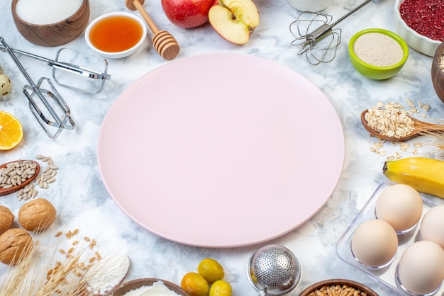 Foto gratuita vista lateral del plato blanco vacío y comida fresca y saludable sobre fondo de dos tonos