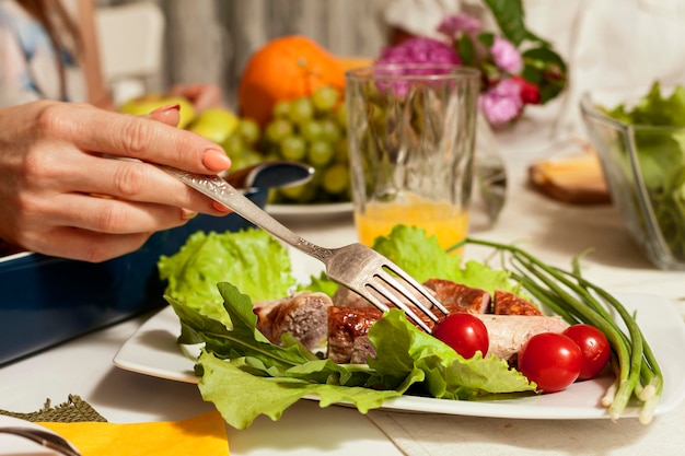 Vista lateral del plato con tenedor y verduras