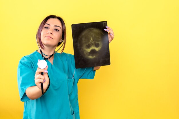 Vista lateral del radiólogo gracias a la radiografía de la cabeza del paciente un radiólogo puede ayudarlo