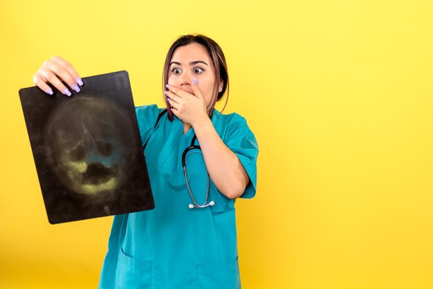 Vista lateral del radiólogo un radiólogo toma imágenes de rayos X de la cabeza del paciente