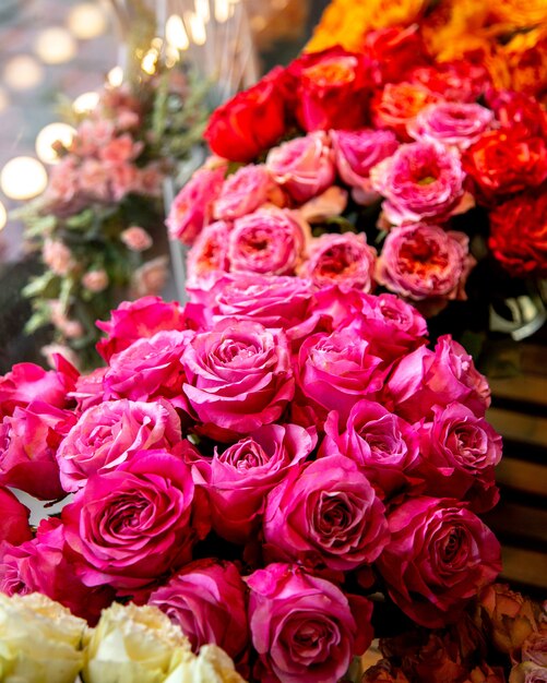 Vista lateral del ramo de flores de rosas de color rosa