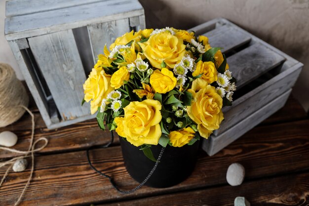 Vista lateral ramo de rosas amarillas sobre la mesa