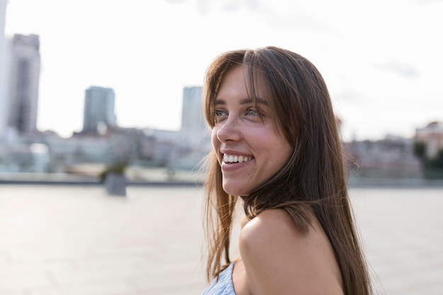 Vista lateral retrato de una bella mujer sonriente