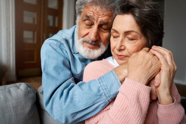 Foto gratuita vista lateral senior pareja abrazándose