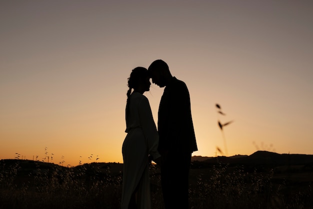 Foto gratuita vista lateral de siluetas de pareja casada