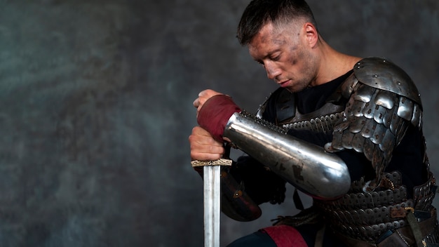 Foto gratuita vista lateral soldado medieval posando en estudio