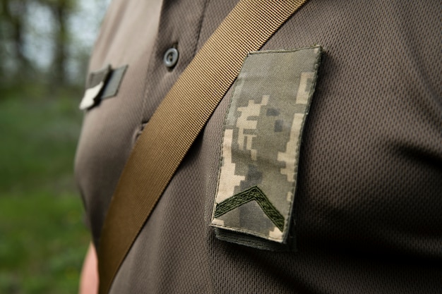 Vista lateral soldado ucraniano en uniforme