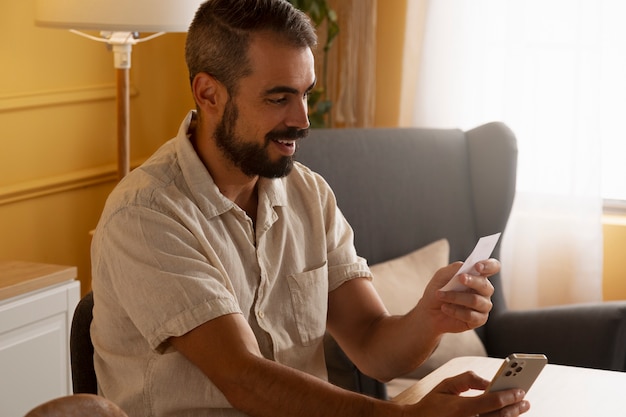 Foto gratuita vista lateral sonriente hombre con boleto