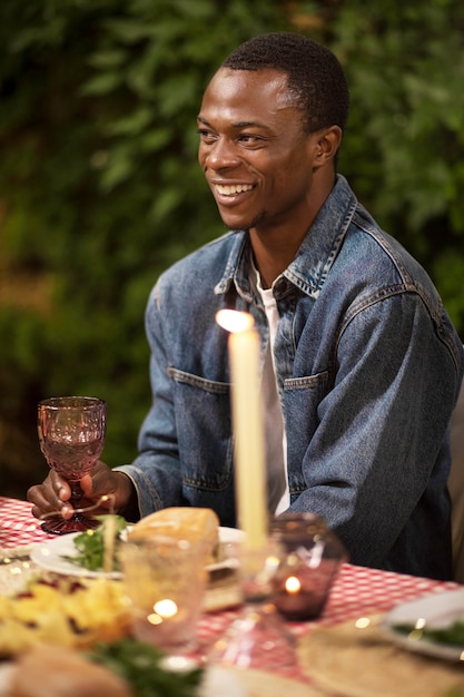 Foto gratuita vista lateral sonriente hombre sentado en la mesa