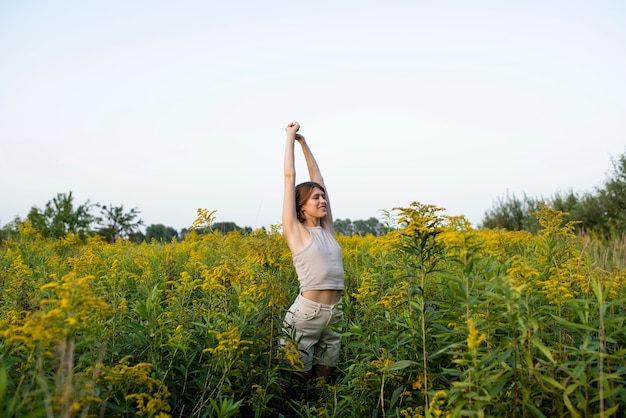 Foto gratuita vista lateral sonriente mujer al aire libre