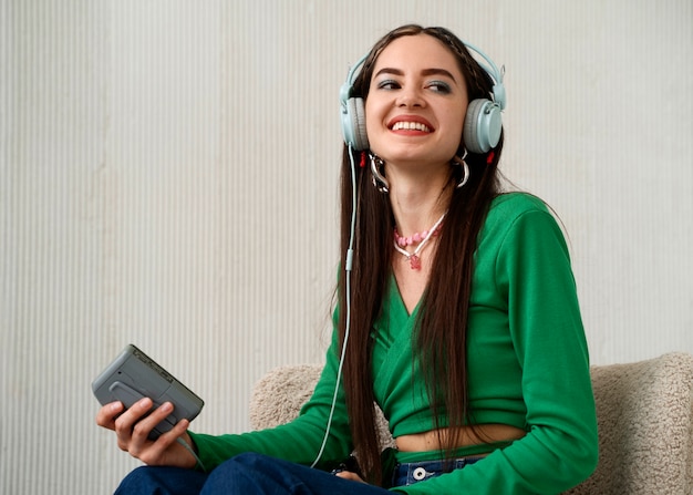 Foto gratuita vista lateral sonriente mujer con auriculares