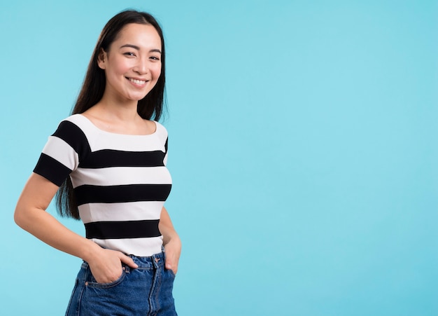 Foto gratuita vista lateral sonriente mujer con espacio de copia