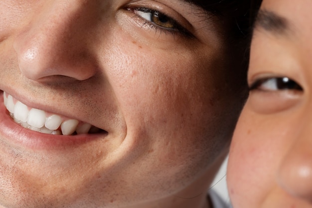 Vista lateral sonriente mujer y hombre poros