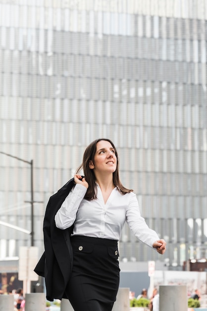 Foto gratuita vista lateral sonriente mujer mirando hacia arriba