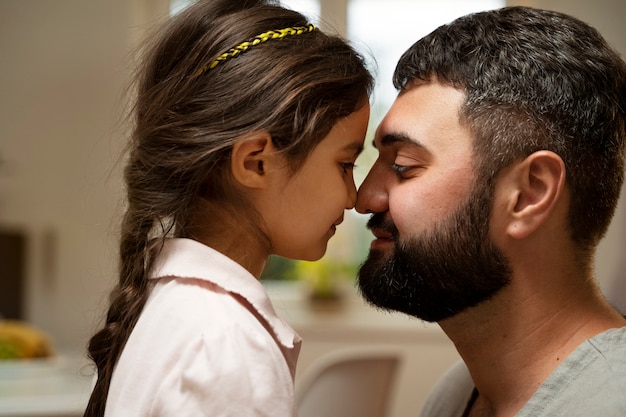 Foto gratuita vista lateral sonriente padre y niña