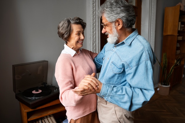 Foto gratuita vista lateral sonriente pareja senior bailando