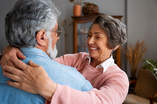 Vista lateral sonriente pareja senior