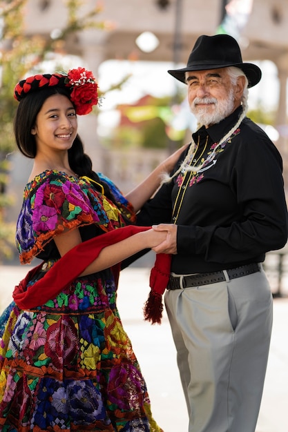 Vista lateral sonriente senior hombre y niña