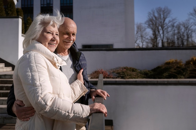 Vista lateral sonriente senior personas al aire libre