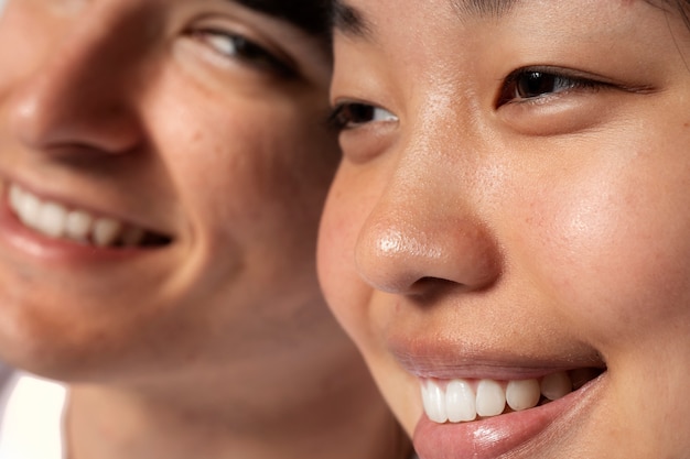 Vista lateral sonriente textura de piel de mujer y hombre