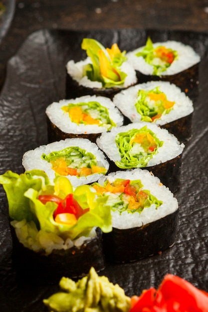 Vista lateral de sushi en plato oscuro