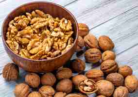 Foto gratuita vista lateral de un tazón con nueces en rústico