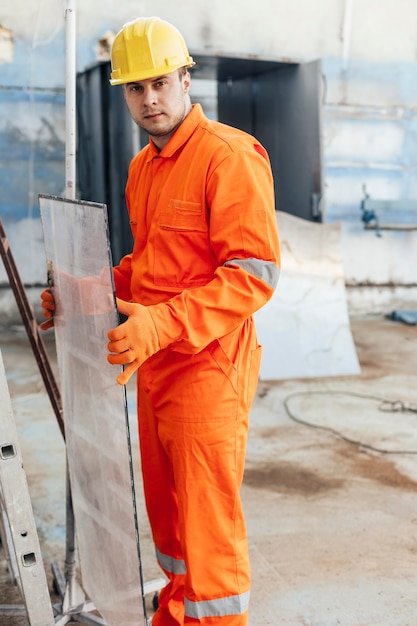 Vista lateral del trabajador masculino con casco