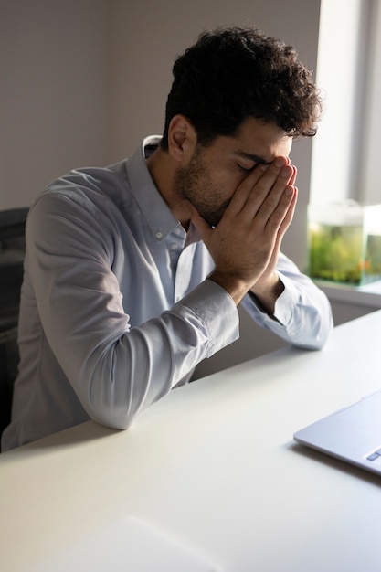 Foto gratuita vista lateral de trabajo del hombre ansioso