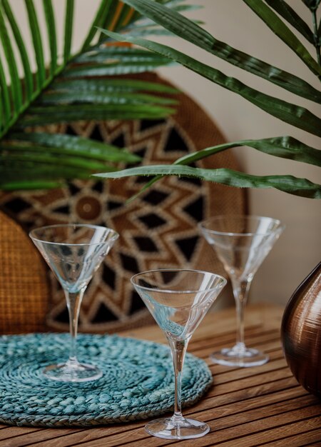 Vista lateral de vasos vacíos de martini en una mesa de madera