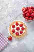 Foto gratuita vista lejana superior de la tarta con crema y fresas rojas frescas sobre blanco, hornear crema de galletas de baya de frutas y pasteles