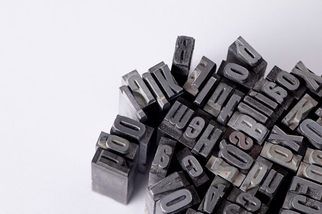 Vista de letras metálicas de composición tipográfica con espacio de copia