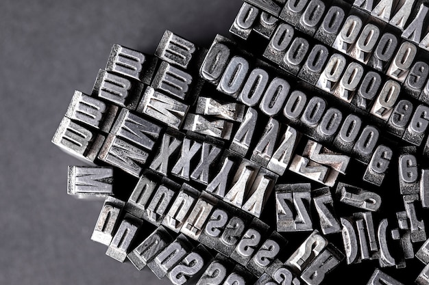 Vista de letras tipográficas metálicas