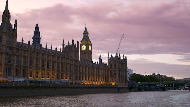 Foto gratuita vista de londres desde un barco flotante sobre el río támesis al atardecer reino unido westminster