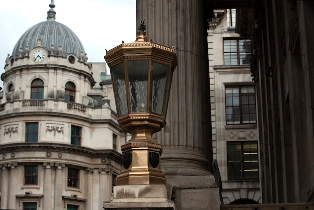 Vista de las luces de la calle en la ciudad de Londres