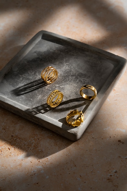 Vista del lujoso anillo dorado en una bandeja de roca o hormigón
