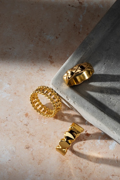 Vista del lujoso anillo dorado en una bandeja de roca o hormigón