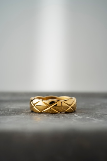 Bodegón de anillos de bodas de oro. Fondo romántico de joyas y matrimonio.  Stock Photo