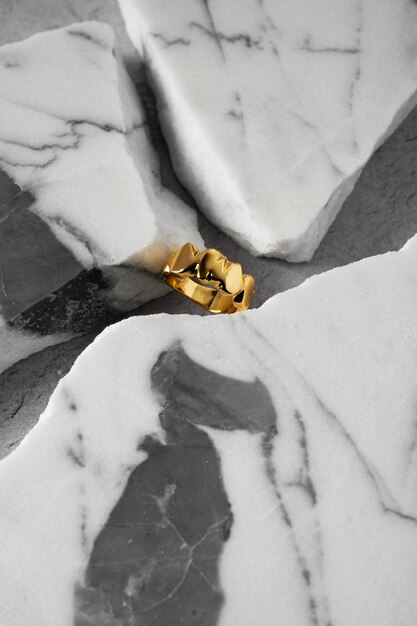 Vista del lujoso anillo dorado con mármol.