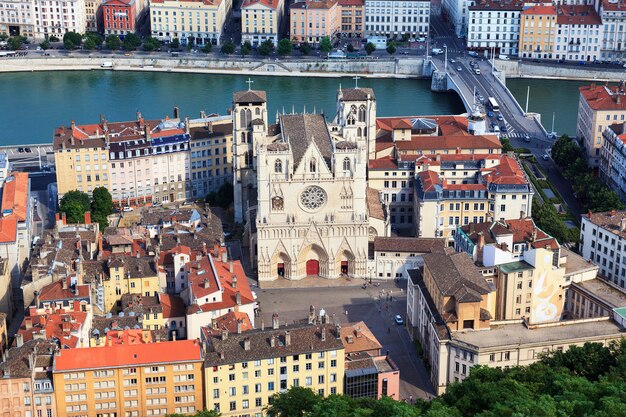 Vista de Lyon con la catedral de Saint Jean, Francia