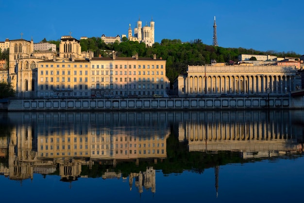 Vista de Lyon con el río Saona por la mañana