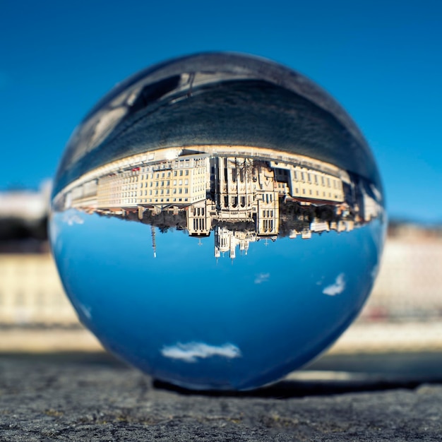 Vista de Lyon con el río Saone a través de una bola de cristal