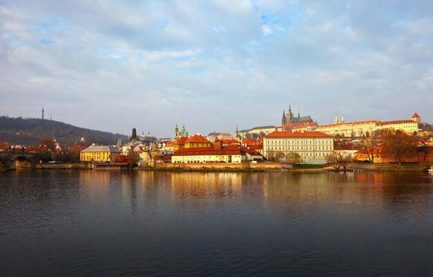 Vista de la mañana de Praga desde Vltava