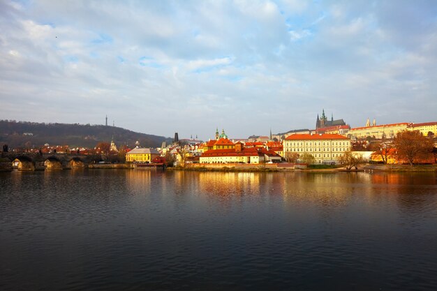 Vista de la mañana de Praga desde Vltava