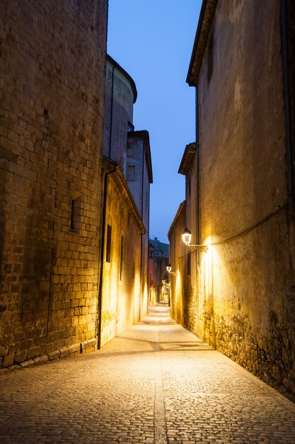 Vista de la mañana de la vieja calle en Girona